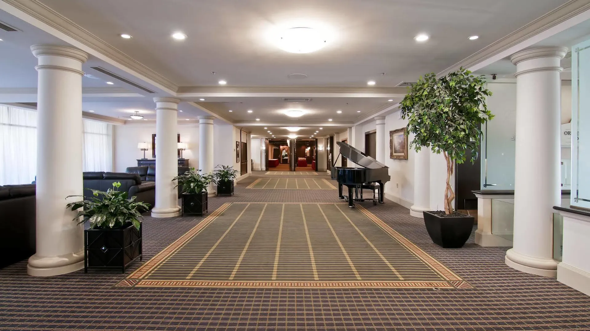 Chateau Lacombe Hotel Edmonton 4*,  Canada