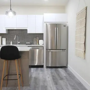 Apartment Executive Bsmt Suite, King Bed, 5 Min To Dt & Whyte Ave, Sleeps 6!